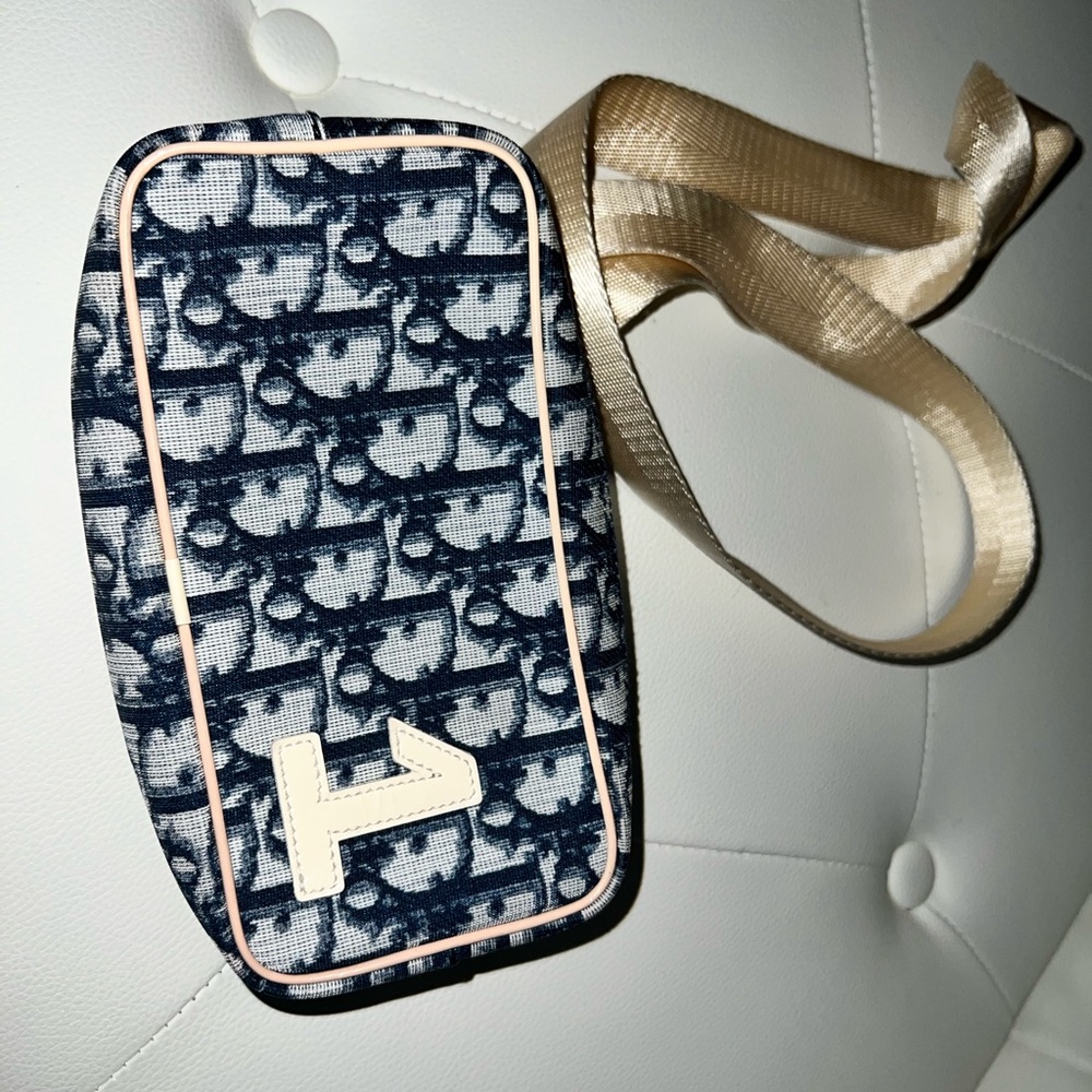 Dior vintage waist bag. This is a reposh, I’ve had it a 4 years. Great piece.